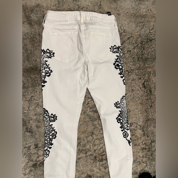 Bebe - White Denim pants with Black print - Size 28 - Picture 4 of 4
